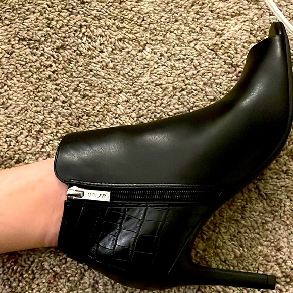 NINE WEST
Women's Izip Peep Toe Booties - Picture 5 of 9
